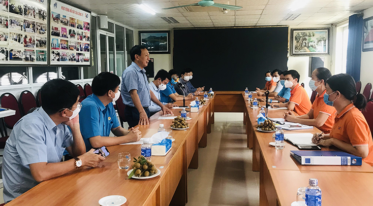 Đồng chí Phó Bí thư Thường trực Tỉnh ủy Trần Hải Châu phát biểu tại buổi làm việc với Công ty TNHH S&D Quảng Bình.