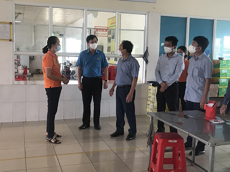Đoàn công tác kiểm tra công tác phòng, chống dịch tại khu vực ăn ca của Công ty TNHH S&D Quảng Bình.