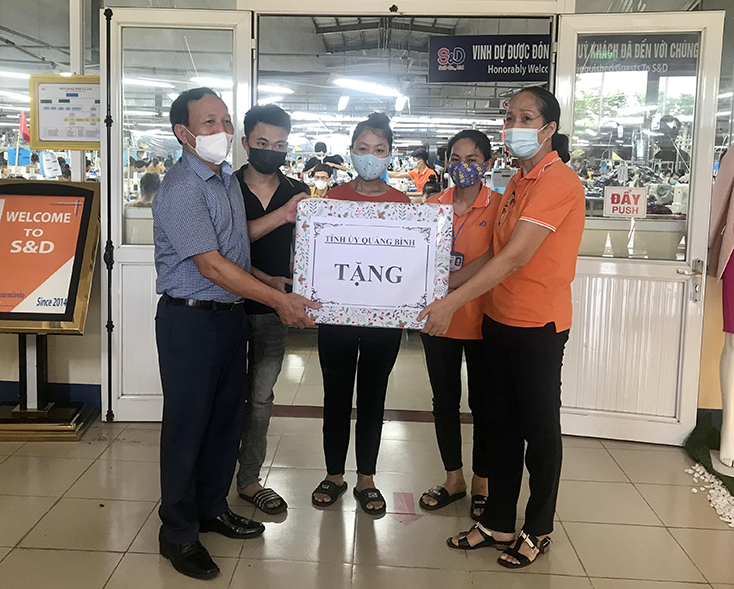 Đồng chí Phó Bí thư Thường trực Tỉnh ủy Trần Hải Châu tặng quà động viên tập thể Công ty TNHH S&D Quảng Bình 