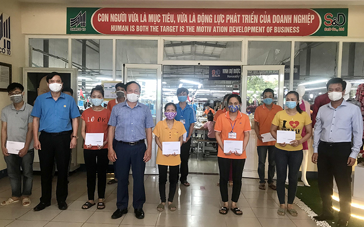  Đoàn công tác tặng quà cho công nhân, lao động có hoàn cảnh khó khăn của Công ty TNHH S&D Quảng Bình.