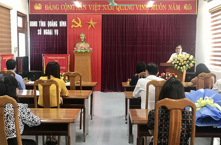 Đồng chí Phó Chủ tịch Thường trực UBND tỉnh Đoàn Ngọc Lâm phát biểu giao nhiệm vụ cho đồng chí Giám đốc Sở Ngoại vụ.