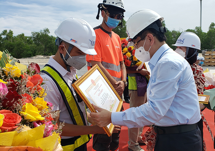Đồng chí Phó Chủ tịch UBND tỉnh Phan Mạnh Hùng trao bằng khen của Chủ tịch UBND tỉnh cho cá nhân giải cứu thành công tàu hàng trật bánh.