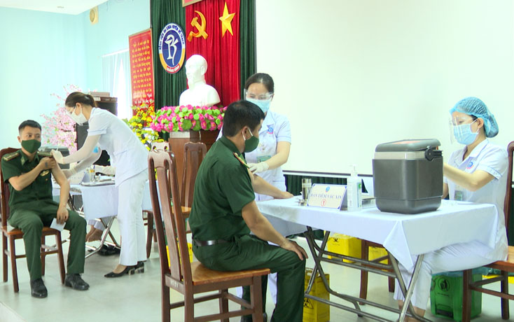 Nhân viên y tếm tiêm vắc xin phòng Covid-19 cho  lực lượng Bộ đội Biên phòng.