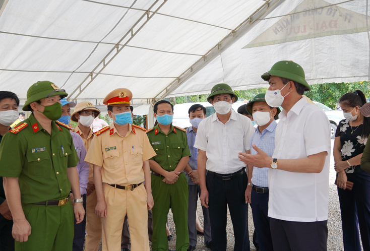 Đồng chí Chủ tịch UBND tỉnh Trần Thắng chỉ đạo các lực lượng chức năng tăng cường công tác kiểm soát người, phương tiện qua các chốt kiểm soát.