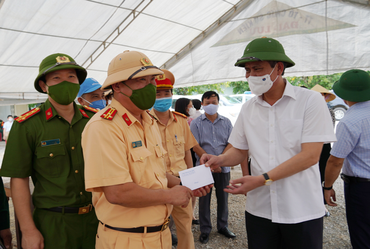 Đồng chí Chủ tịch UBND tỉnh Trần Thắng tăng quà cho lực lượng làm nhiệm vụ tại chốt kiểm soát phòng, chống dịch Covid-19 phía Nam đóng trên tuyến Quốc lộ 1A (xã Sen Thủy).