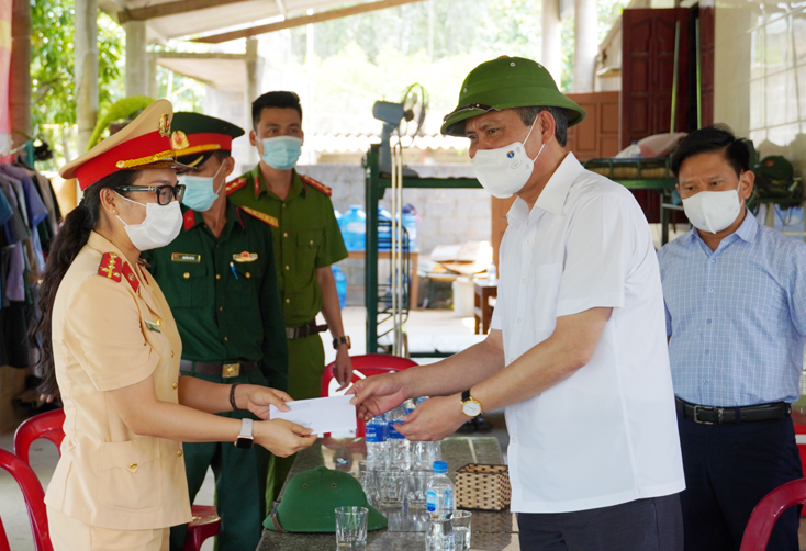 Đồng chí Chủ tịch UBND tỉnh Trần Thắng tăng quà cho lực lượng làm nhiệm vụ tại chốt kiểm soát phòng, chống dịch Covid-19 trên tuyến đường Hồ Chí Minh ở xã Kim Thủy (Lệ Thủy).