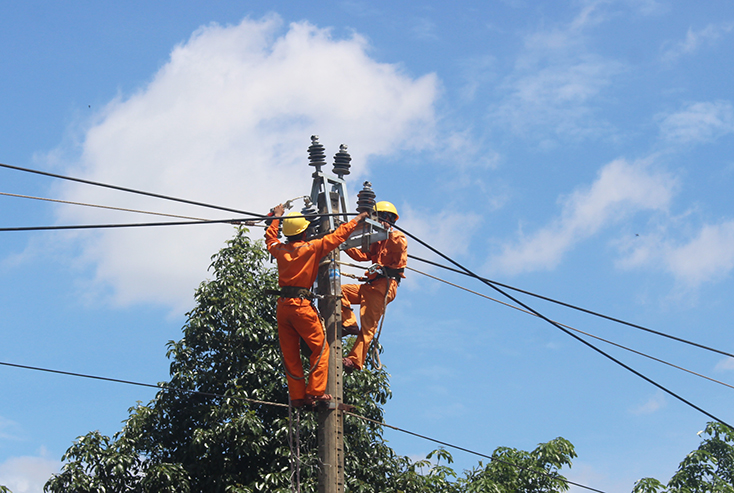 Công nhân PC Quảng Bình thi công nâng cấp tuyến đường dây thuộc  lưới điện hạ áp các xã Phúc Trạch, Lâm Trạch, Xuân Trạch (Bố Trạch).