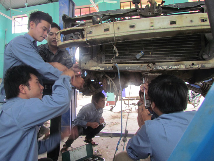 Nghề sửa chữa ô tô được đánh giá có nhu cầu sử dụng lao động cao nên học sinh ra trường dễ tìm kiếm việc làm 