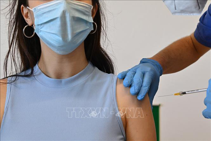 Nhân viên y tế tiêm vaccine phòng COVID-19 cho người dân tại Lampedusa, Italy, ngày 15-5-2021. Ảnh: AFP/TTXVN