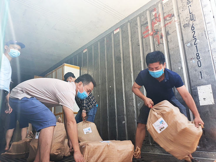 Các tổ chức từ thiện xốc xếp, vận chuyển hàng tiêu dùng chia sẻ khó khăn với người dân TP. Hồ Chí Minh. 