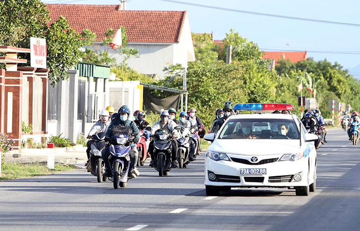Lực lượng CSGT hỗ trợ và kiểm soát tình trạng người dân về quê tránh dịch bằng xe máy khi đi qua địa phận tỉnh Quảng Bình.