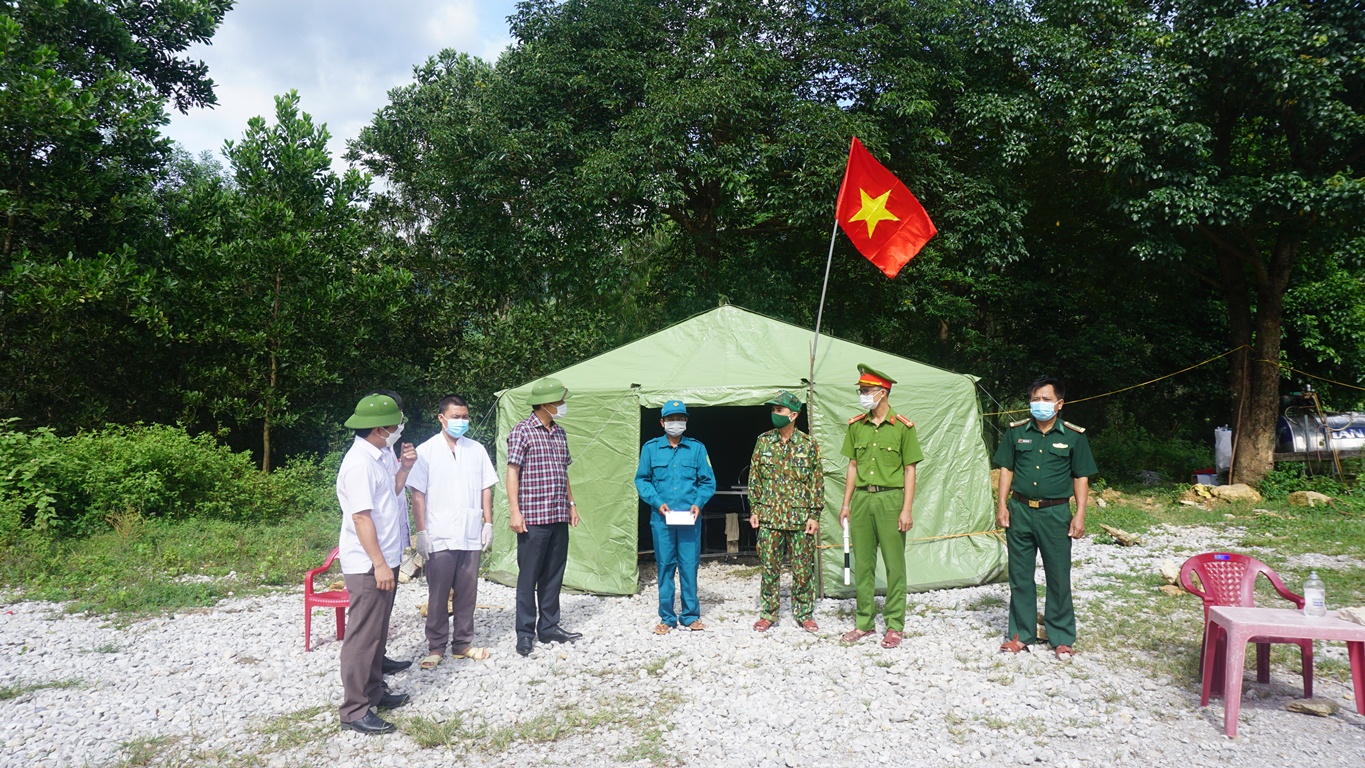 Lãnh đạo huyện Minh Hóa thăm, động viên các lực lượng đang làm nhiệm vụ tại các chốt kiểm soát phòng chống Covid-19 trên địa bàn xã Dân Hóa.