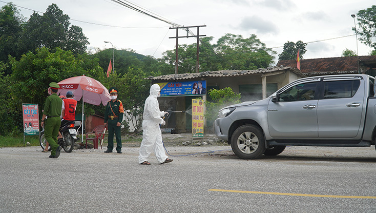 Lực lượng chức năng kiểm soát phương tiện tại chốt kiểm soát phòng chống dịch bệnh Covid-19 trên đường Hồ Chí Minh thuộc xã Hương Hóa (huyện Tuyên Hóa).