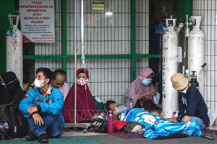Bệnh nhân COVID-19 chờ được tiếp nhận tại bệnh viện ở Surabaya, Indonesia. Ảnh: AFP/ TTXVN