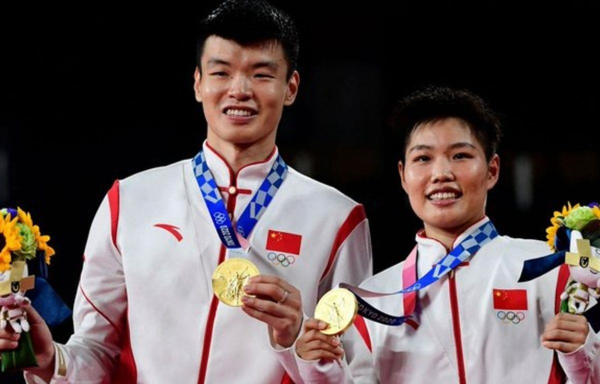 Cặp Wang Yilyu và Huang Dongpin của Trung Quốc giành huy chương Vàng môn Cầu lông. (Nguồn: Twitter)