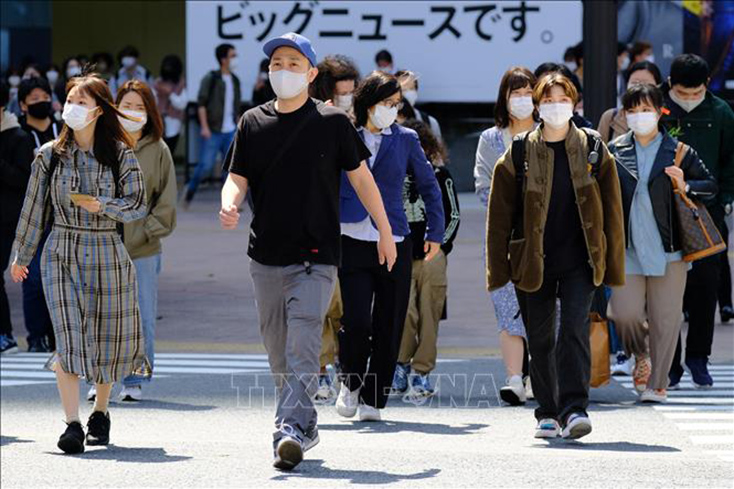 Người dân đeo khẩu trang phòng dịch COVID-19 tại Tokyo, Nhật Bản. Ảnh: AFP/TTXVN