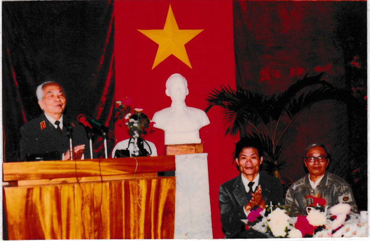 Đại tướng Võ Nguyên Giáp thăm huyện Quảng Ninh và phát biểu trước cán bộ và nhân dân năm 1992. Ảnh: TLPV
