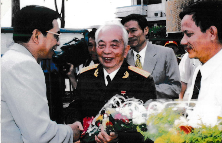 Đại tướng Võ Nguyên Giáp thăm Trường THPT Đào Duy Từ, tháng 3-1999. Ảnh: TLPV