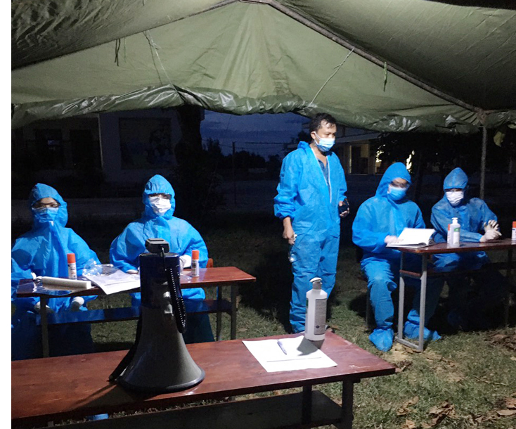 Các lực lượng chức năng huyện Bố Trạch đang tổ chức tiếp nhận các công dân tại KCL 2.