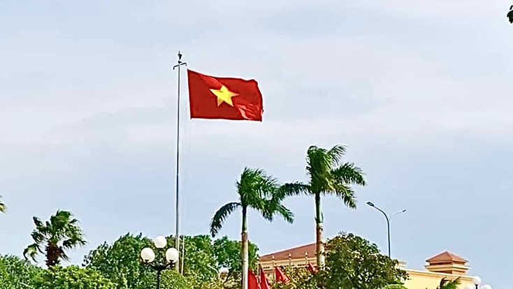 Treo cờ Tổ quốc chào mừng kỷ niệm 76 năm Cách mạng tháng Tám, Quốc khánh và kỷ niệm 110 năm Ngày sinh Đại tướng Võ Nguyên Giáp