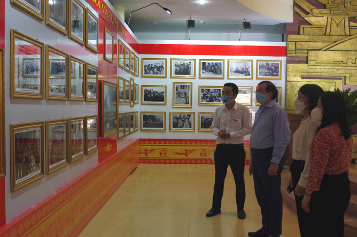 Thứ trưởng Bộ Văn hóa, Thể thao và Du lịch xem triển lãm ảnh và trưng bày sách về Đại tướng Võ Nguyên Giáp