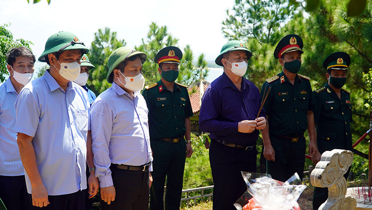 Đồng chí Nguyễn Trọng Nghĩa viếng mộ Đại tướng và dâng hương tại Di tích lịch sử Quốc gia hang Lèn Hà