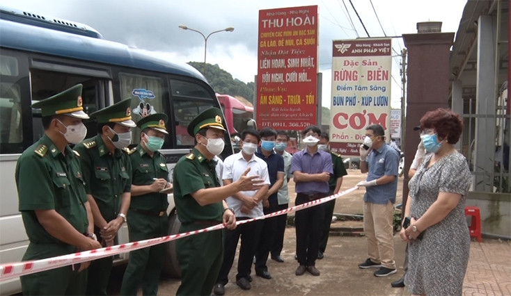 Đại tá Trịnh Thanh Bình cùng các thành viên trong đoàn kiểm tra công tác phòng, chống dịch Covid-19 tại khu vực Cửa khẩu quốc tế Cha Lo.