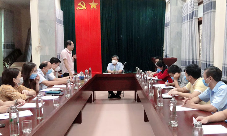 Đồng chí Nguyễn Quang Ngọc, Giám đốc Trung tâm Hành chính công tỉnh báo cáo hoạt động của Tổng đài với đồng chí Bí thư Tỉnh ủy