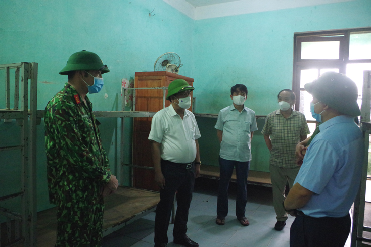 Đồng chí Bí thư Thành ủy Trần Phong thăm khu cách ly tập trung của thành phố tại Trường dân tộc nội trú tỉnh Quảng Bình (phường Bắc Lý).