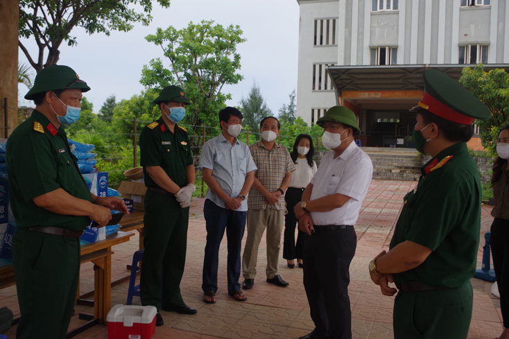 Đoàn lãnh đạo TP. Đồng Hới trao đổi với lực lượng làm nhiệm vụ ở khu cách ly tập trung Trường THCS và THPT Chu Văn An.