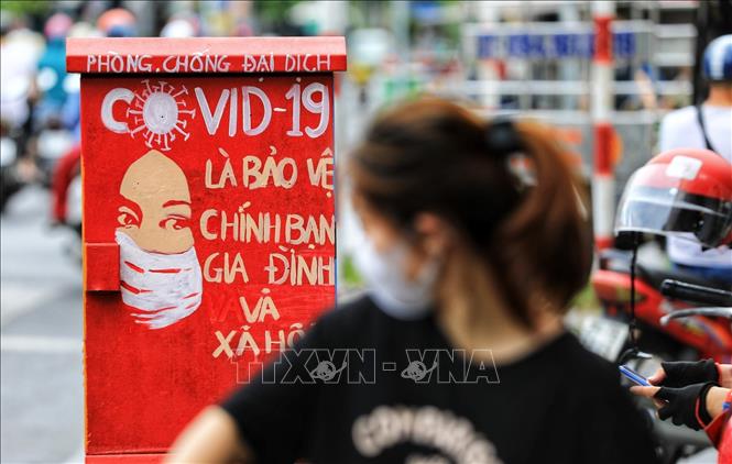  Tranh cổ động người dân phòng, chống dịch COVID-19 trên các bốt điện ở Hà Nội. Ảnh: Thành Đạt/TTXVN