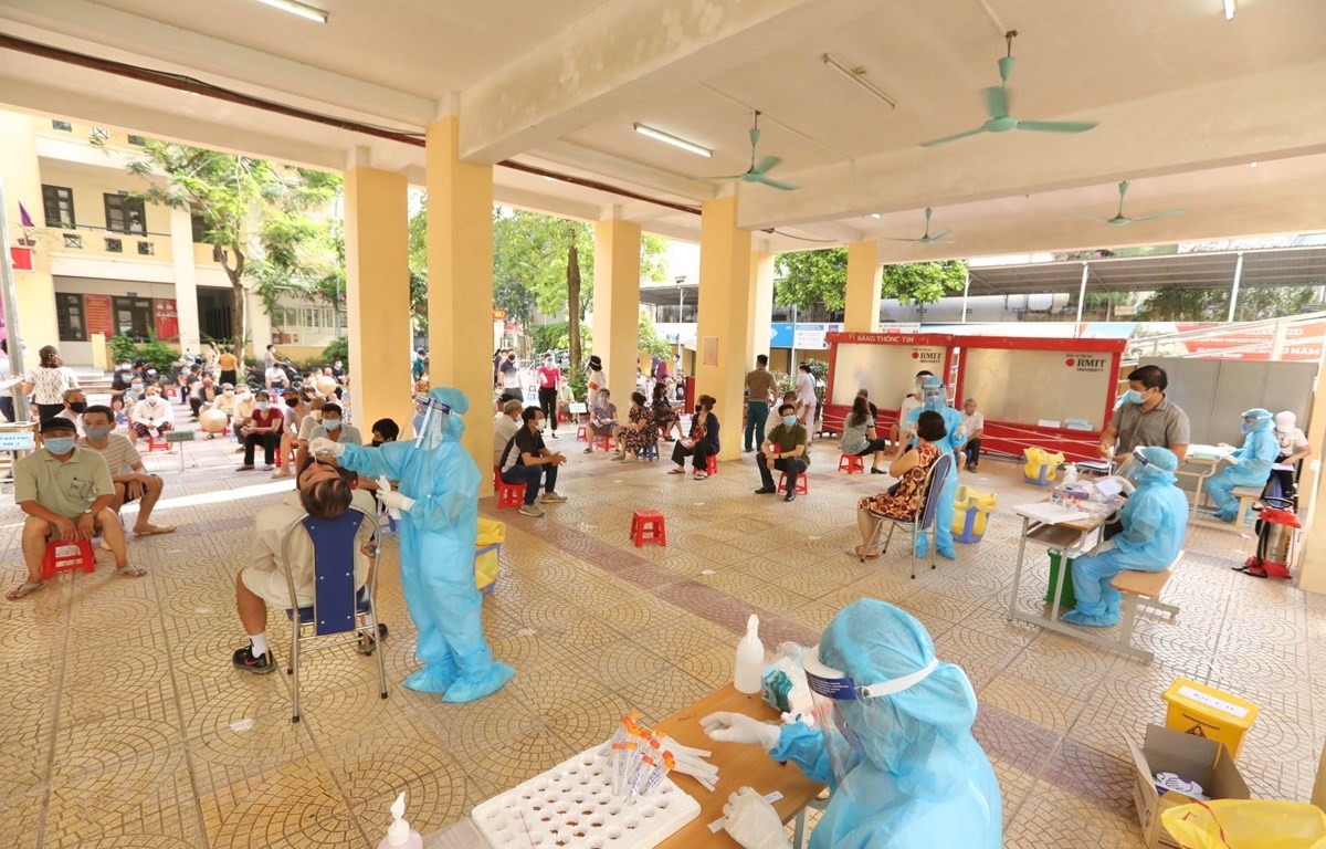 Nhân viên y tế quận Hai Bà Trưng phối hợp với y tế phường Bạch Mai lấy mẫu xét nghiệm COVID-19 cho các trường hợp thuộc khu vực có nguy cơ cao (ảnh chụp ngày 31-7-2021). (Ảnh: Minh Quyết/TTXVN)