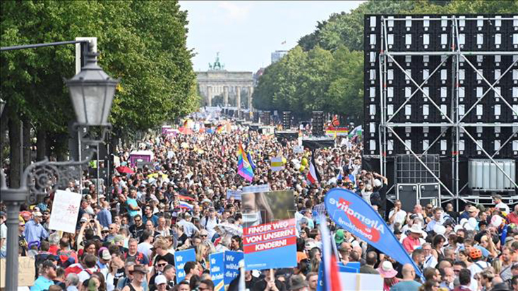 Người dân tham gia biểu tình phản đối các quy định về chống dịch COVID-19 tại Berlin, Đức, ngày 29-8-2020. Ảnh tư liệu: AFP/TTXVN