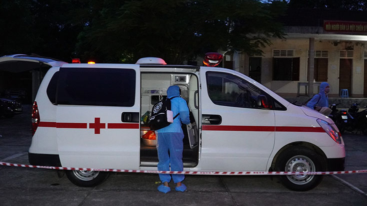 Bệnh nhân Covid-19 được vận chuyển bằng xe chuyên dụng đến Bệnh viện dã chiến để điều trị