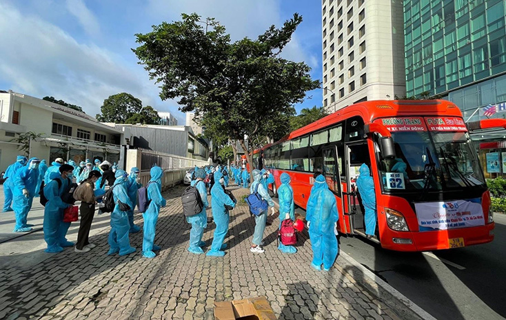 Ngày 1-8-2021, “Chuyến xe yêu thương” đưa 500 sinh viên Khánh Hòa tại Thành phố Hồ Chí Minh về quê. Ảnh: Hồng Giang/TTXVN