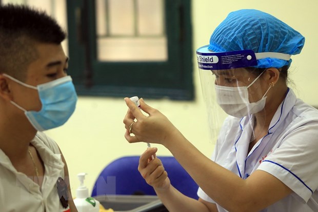 Nhân viên y tế quận Thanh Xuân (Hà Nội) tiêm vaccine phòng COVID-19 cho người dân. (Ảnh: Tuấn Anh/TTXVN)