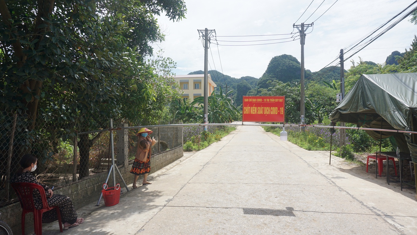 Chốt kiểm soát dịch bệnh Covd-19 trên địa bàn thị trấn Quy Đạt, huyện Minh Hóa. 