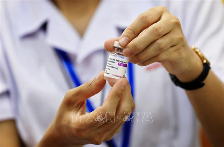 Vaccine AstraZeneca được tiêm cho người dân quận Hoàn Kiếm. Ảnh: Thành Đạt/TTXVN