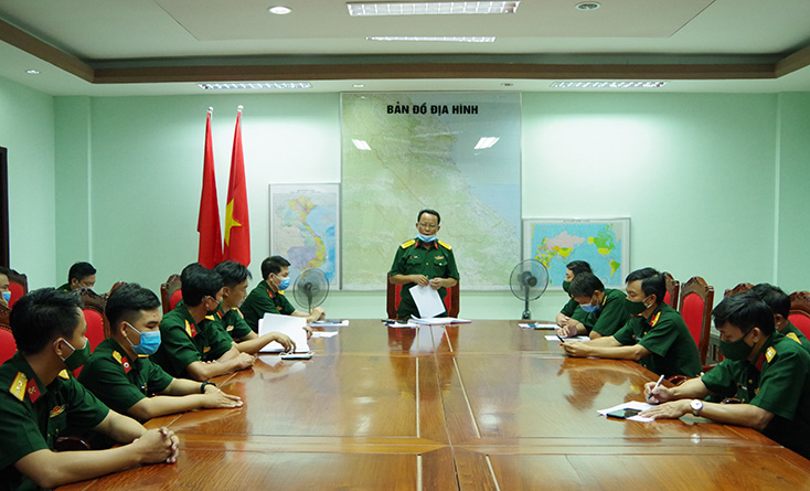 Đại tá Cao Phi Sơn, Phó Chỉ huy trưởng Bộ CHQS tỉnh giao nhiệm vụ cho đội ngũ cán bộ khung quản lý tại các điểm cách ly tập trung.