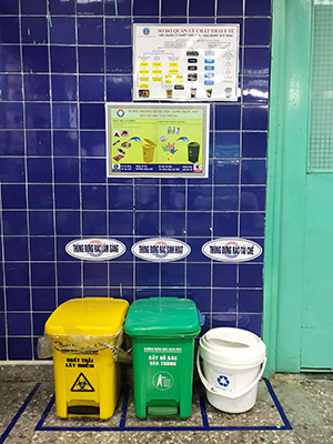 Các thùng chứa rác y tế tại Bệnh viện hữu nghị Việt Nam-Cuba Đồng Hới.