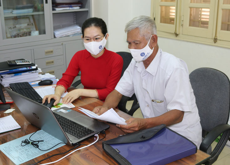 Cán bộ BHXH tỉnh Quảng Bình hướng dẫn cho các đại lý thu BHXH thực hiện các GDĐT.