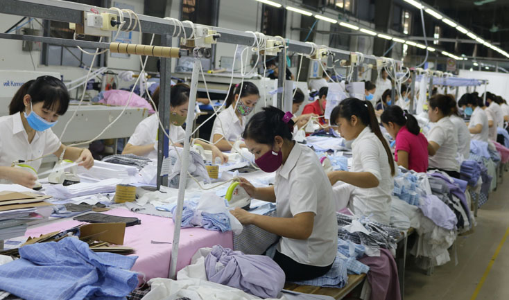 Người lao động đang làm việc tại Công ty may Hà Quảng.
