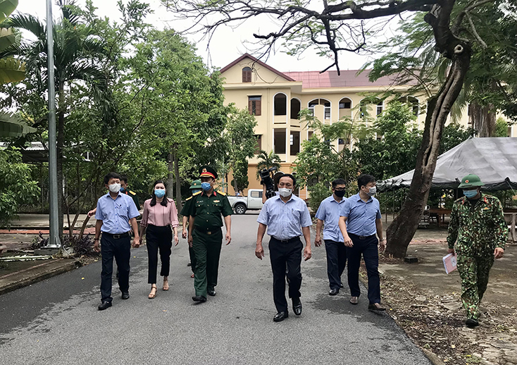 Đồng chí Phó Bí thư Thường trực Tỉnh ủy Trần Hải Châu và đoàn công tác kiểm tra KCLTT tại Trường Chính trị tỉnh.