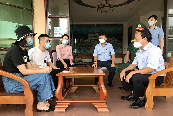 Đồng chí Phó Bí thư Thường trực Tỉnh ủy Trần Hải Châu thay mặt lãnh đạo tỉnh ghi nhận, biểu dương chủ khách sạn Phú Quý đã hỗ trợ miễn phí địa điểm, cơ sở vật chất làm KCLTT.