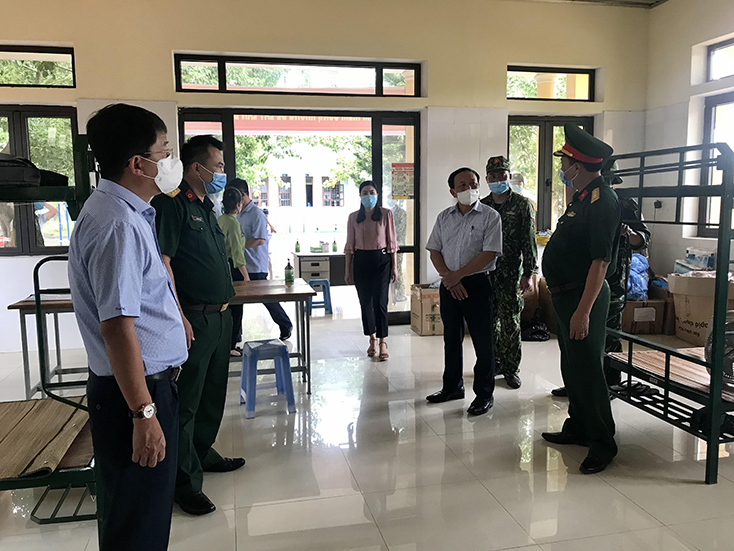 Đồng chí Phó Bí thư Thường trực Tỉnh ủy Trần Hải Châu thăm hỏi, động viên các lực lượng phục vụ tại KCLTT.