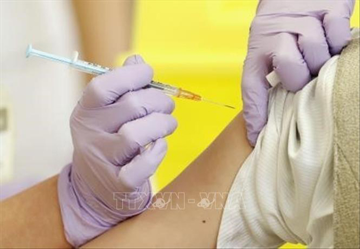 Tiêm chủng vaccine ngừa COVID-19 cho người dân tại Yatsushiro, Nhật Bản, ngày 19-2-2021. Ảnh: Kyodo/TTXVN