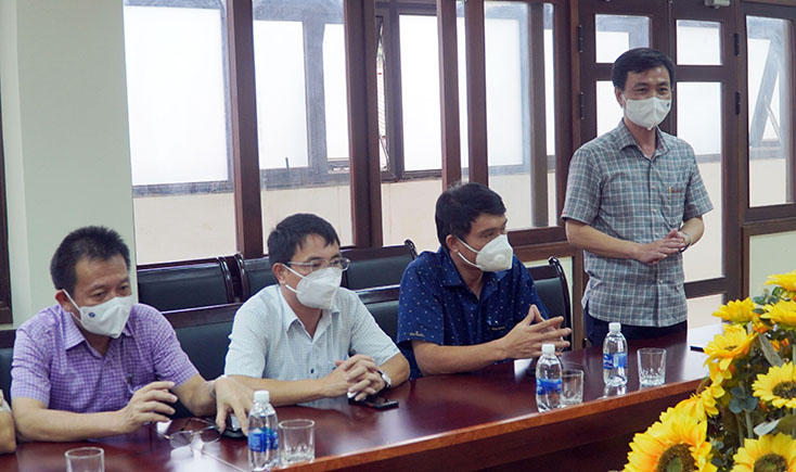 Đồng chí Nguyễn Đức Cường, Tỉnh ủy viên, Giám đốc Sở Y tế phát biểu tại buổi làm việc.