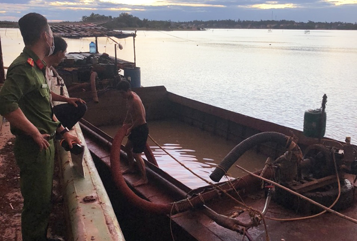 Chiếc thuyền sắt do Nguyễn Đình Huân điều khiển đang khai thác cát trái phép bị lực lượng Công an phát hiện, bắt quả tang.
