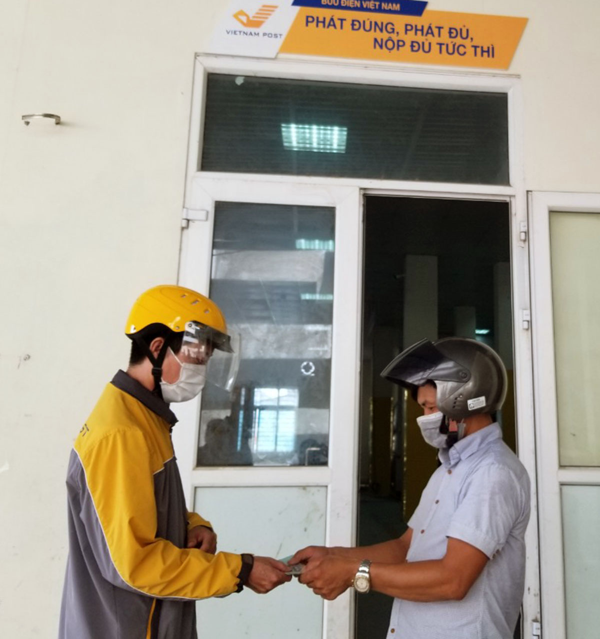 Người lao động Quảng Bình gặp khó khăn do dịch bệnh Covid-19 tại Bình Dương nhận tiền hỗ trợ của tỉnh 