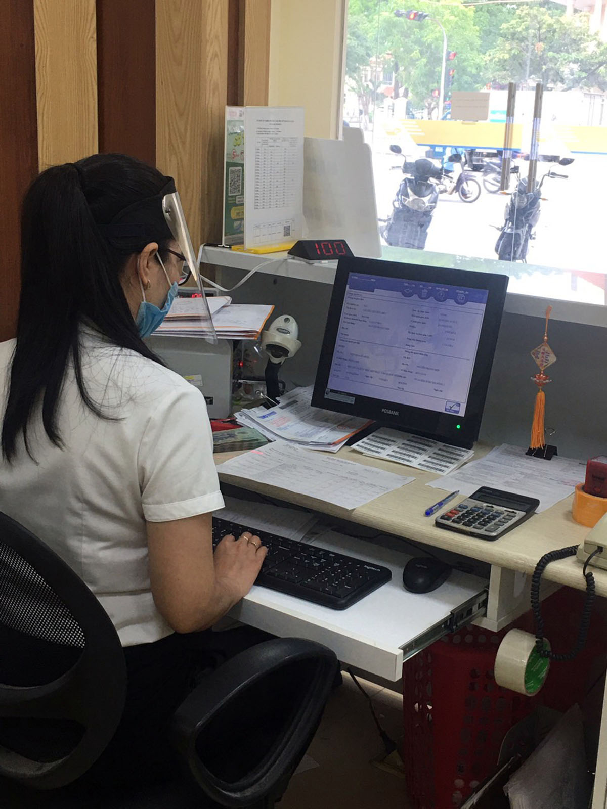 Nhân viên Bưu điện Quảng Bình kiểm tra giao dịch chuyển tiền thành công trên hệ thống.